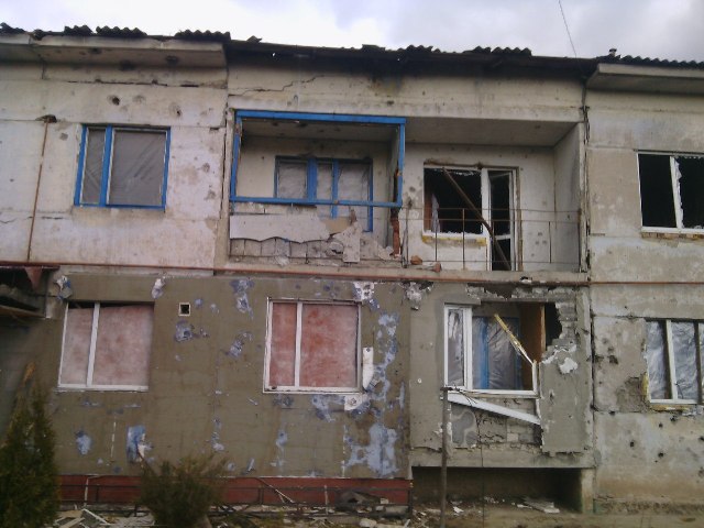 Разрушенные жилые дома в поселке Крымское