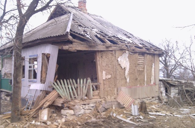 Разрушенное жилье в поселке Крымское