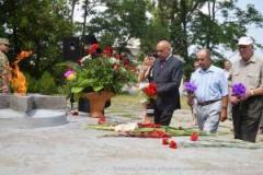 В Северодонецке состоялась поминальная богослужебная литургия и возложение цветов к братской могиле