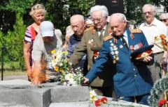 В День памяти и скорби о погибших в Северодонецке на мемориале Славы состоялся митинг-реквием