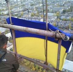 В Северодонецке патриоты установили украинский флаг на телевизионной вышке