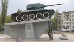 В Северодонецке военные покрасили танк к празднику Победы