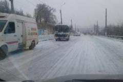 В Лисичанске из-за гололеда заблокирована основная дорога