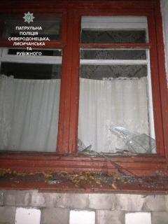 В Северодонецке двое хулиганов "развлеклись" ночью, разбивая окна в жилом доме