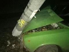 В Лисичанске пьяный водитель на ВАЗе снес столб