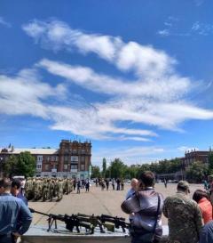 Во время принятия присяги бойцами батальона «Луганск-1» в небе появился тризуб