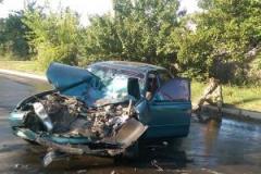 В Лисичанске микроавтобус с военными врезался в столб